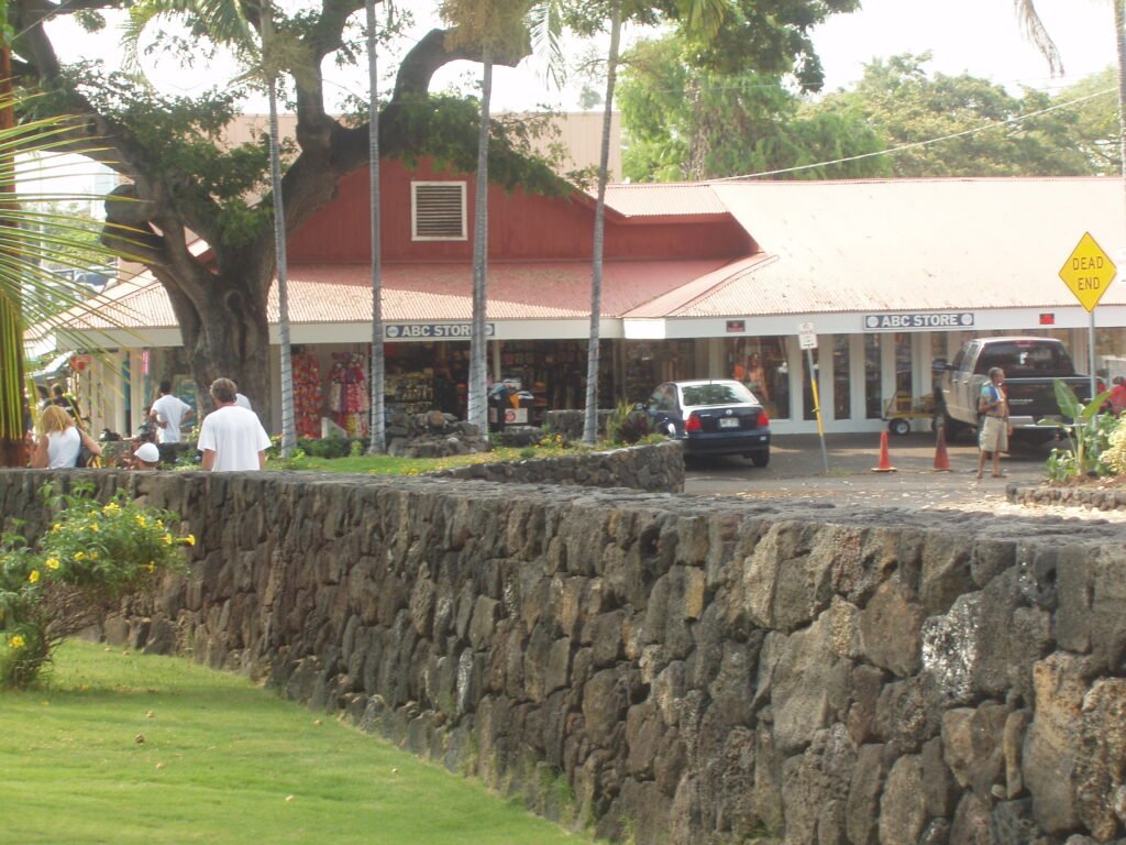 Aliʻi Drive outside Huliheʻe Palace